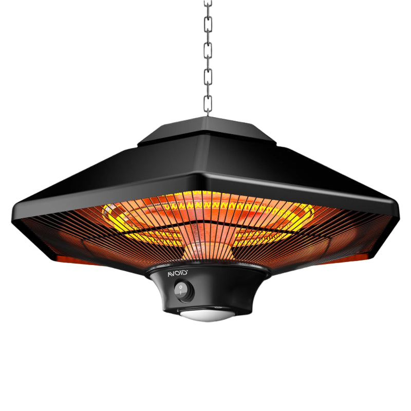 Zwarte hangende buitenverwarming met gloeiende infrarood-elementen en een ketting voor montage. Geschikt voor terrassen en patios om koude avonden te verwarmen.