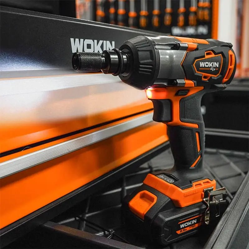 Wokin draadloze impactwrench in oranje en zwart, inclusief twee batterijen, oplader en opbergzak. Ideaal voor professionele en thuisgebruik in de garage of bouwplaats.