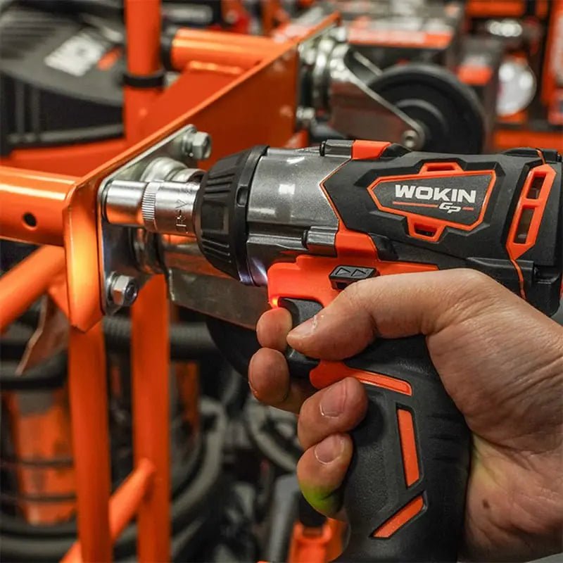 Wokin draadloze impactwrench in oranje en zwart, inclusief twee batterijen, oplader en opbergzak. Ideaal voor professionele schroefwerkzaamheden en thuisprojecten.