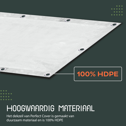 Een wit, waterdicht dekzeil van het merk Perfect Cover, voorzien van een duidelijke label met UV- en scheurbestendigheid. Geschikt voor het beschermen van tuinmeubilair of andere buitenobjecten.