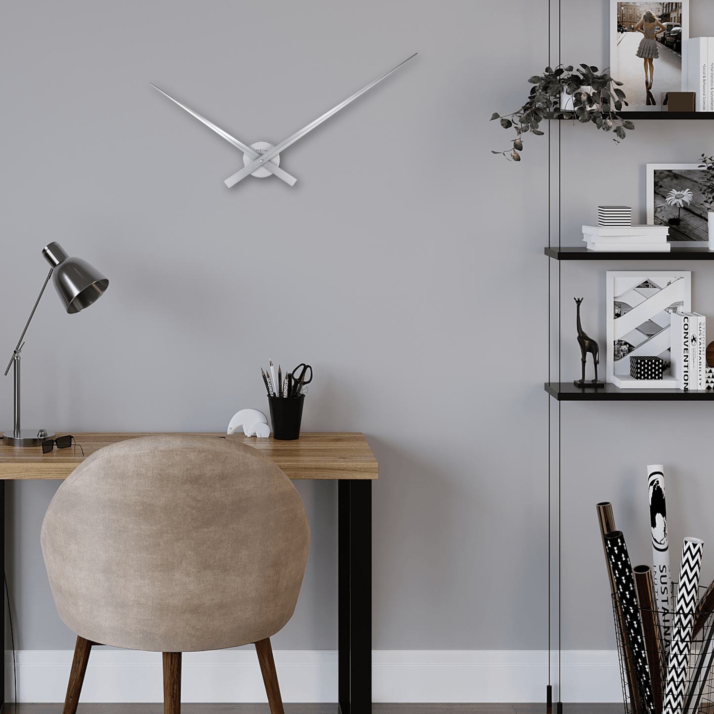 Een minimalistische, zwart metalen wandklok met scherpe, gestileerde wijzers en een centraal rond kastje. Perfect voor moderne interieurs en als decoratief element in woon- of kantoorruimtes.