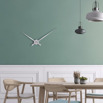 Een minimalistisch zwart wandklok met dunne, moderne wijzers en een ronde centrale plaat, geschikt voor een moderne woonkamer of kantoor. Gebruik als decoratief element in een stijlvolle interieur.