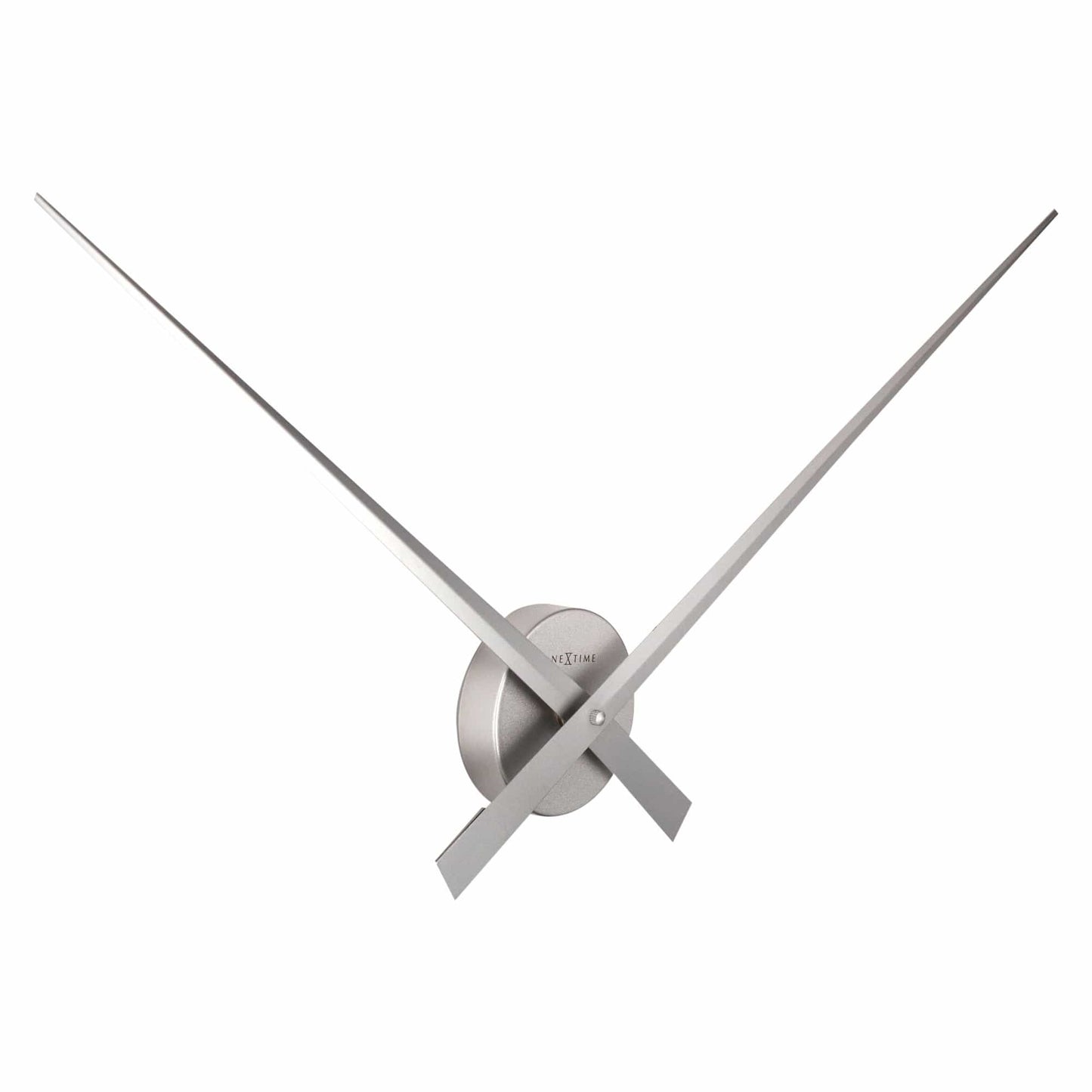 Een minimalistisch zwart wandklok met dunne, gestileerde wijzers en een ronde centrale plaat. Geschikt voor moderne interieurs en als decoratief element in woon- of kantoorruimtes.