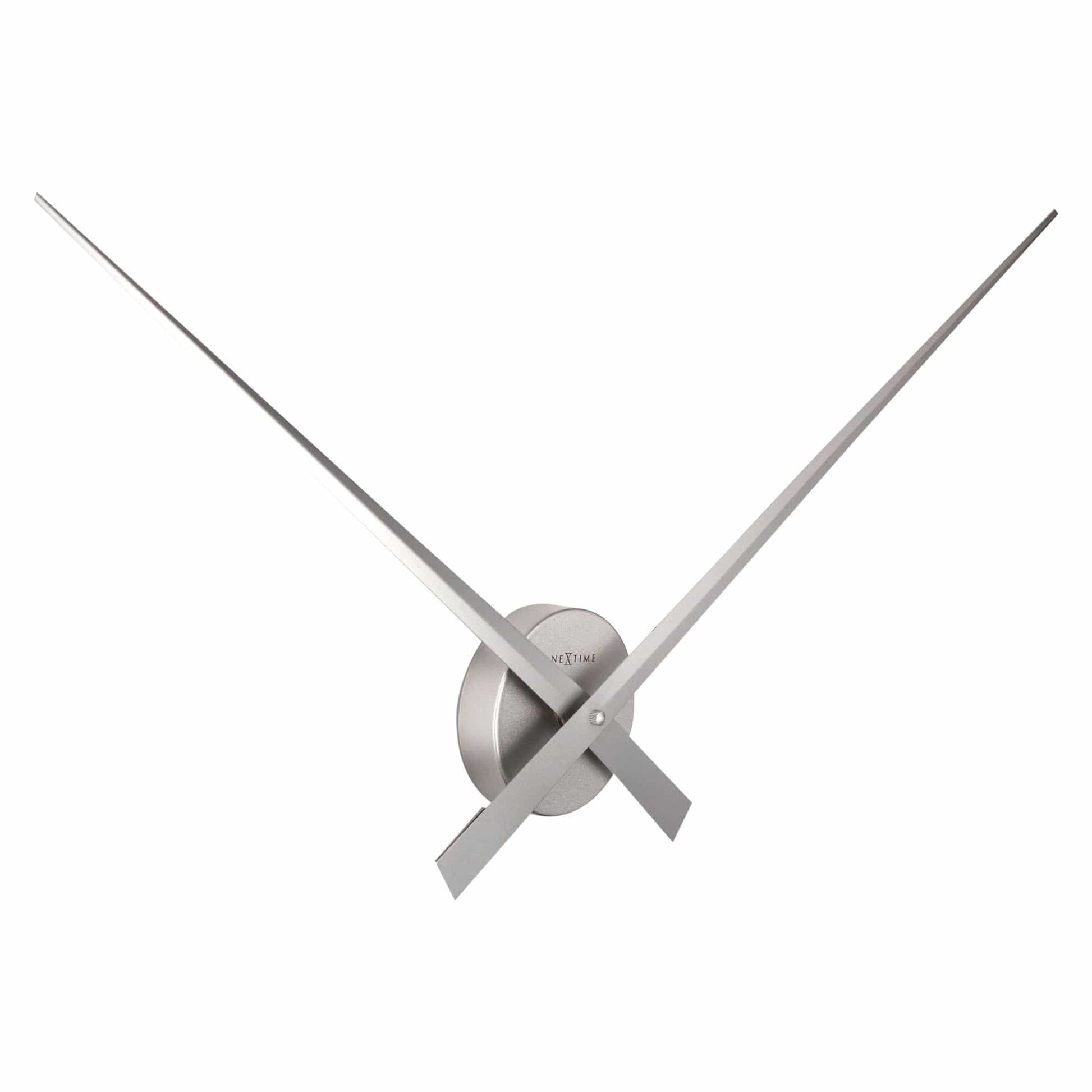 Een minimalistisch zwart wandklok met dunne, gestileerde wijzers en een ronde centrale plaat. Geschikt voor moderne interieurs en als decoratief element in woon- of kantoorruimtes.