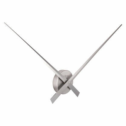 Een minimalistisch zwart wandklok met dunne, gestileerde wijzers en een ronde centrale plaat. Geschikt voor moderne interieurs en als decoratief element in woon- of kantoorruimtes.