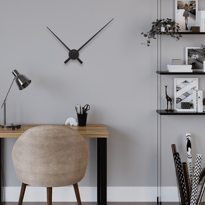 Een minimalistisch zwart wandklok met dunne, moderne wijzers en een ronde centrale plaat. Geschikt voor moderne interieurs en als decoratief element in woon- of kantoorruimtes.