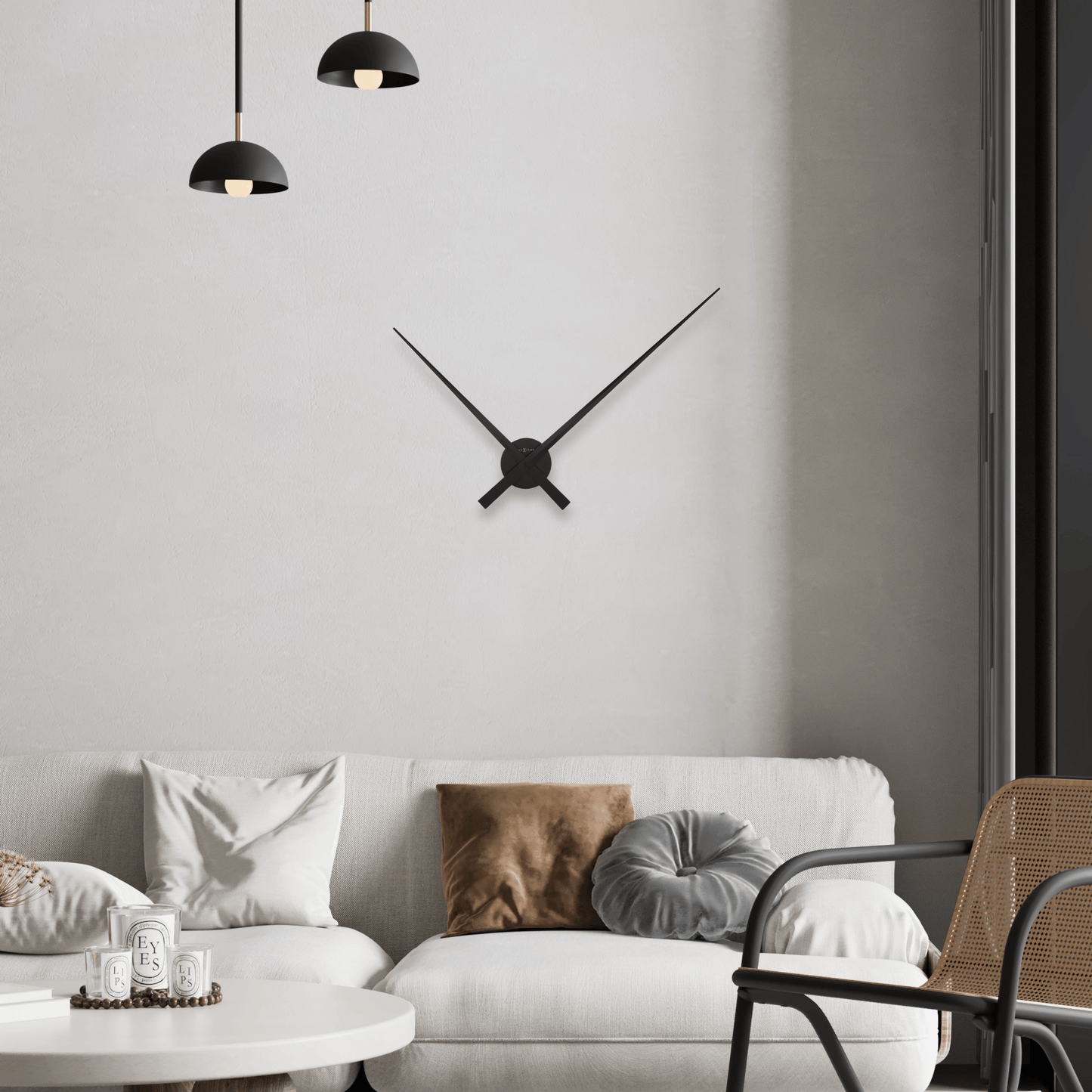 Een minimalistisch zwart wandklok met dunne, gestileerde wijzers en een ronde centrale plaat. Perfect voor moderne interieurs en als decoratief element in woon- of kantoorruimtes.