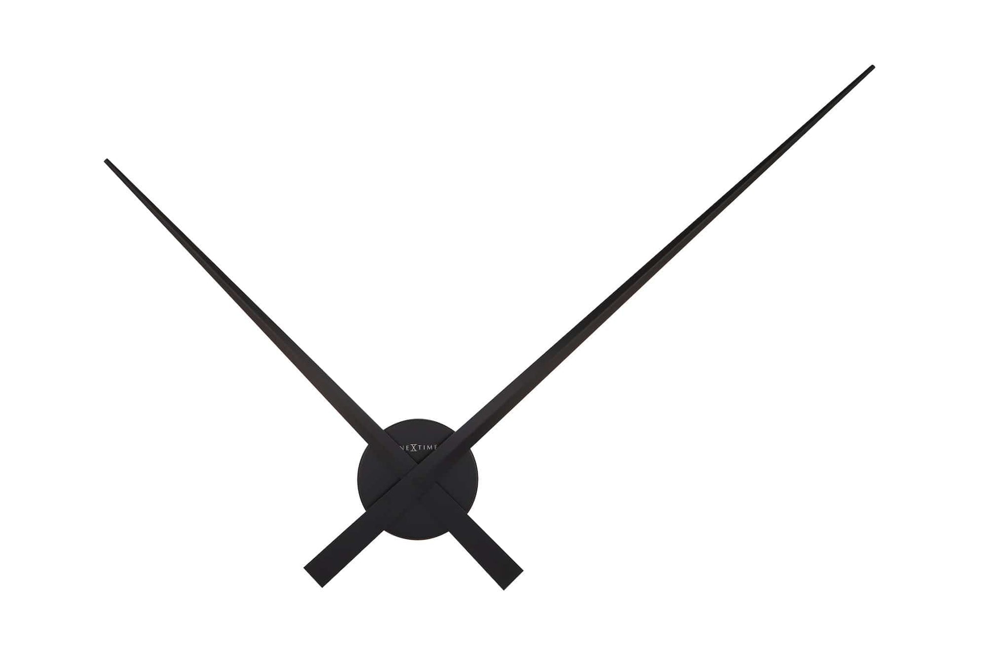 Een minimalistisch zwart wandklok met dunne, gestileerde wijzers en een ronde centrale plaat. Geschikt voor moderne interieurs en als decoratief element in woon- of kantoorruimtes.