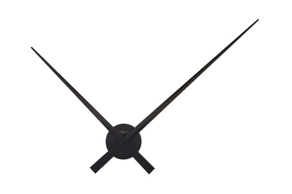 Een minimalistisch zwart wandklok met dunne, gestileerde wijzers en een ronde centrale plaat. Geschikt voor moderne interieurs en als decoratief element in woon- of kantoorruimtes.
