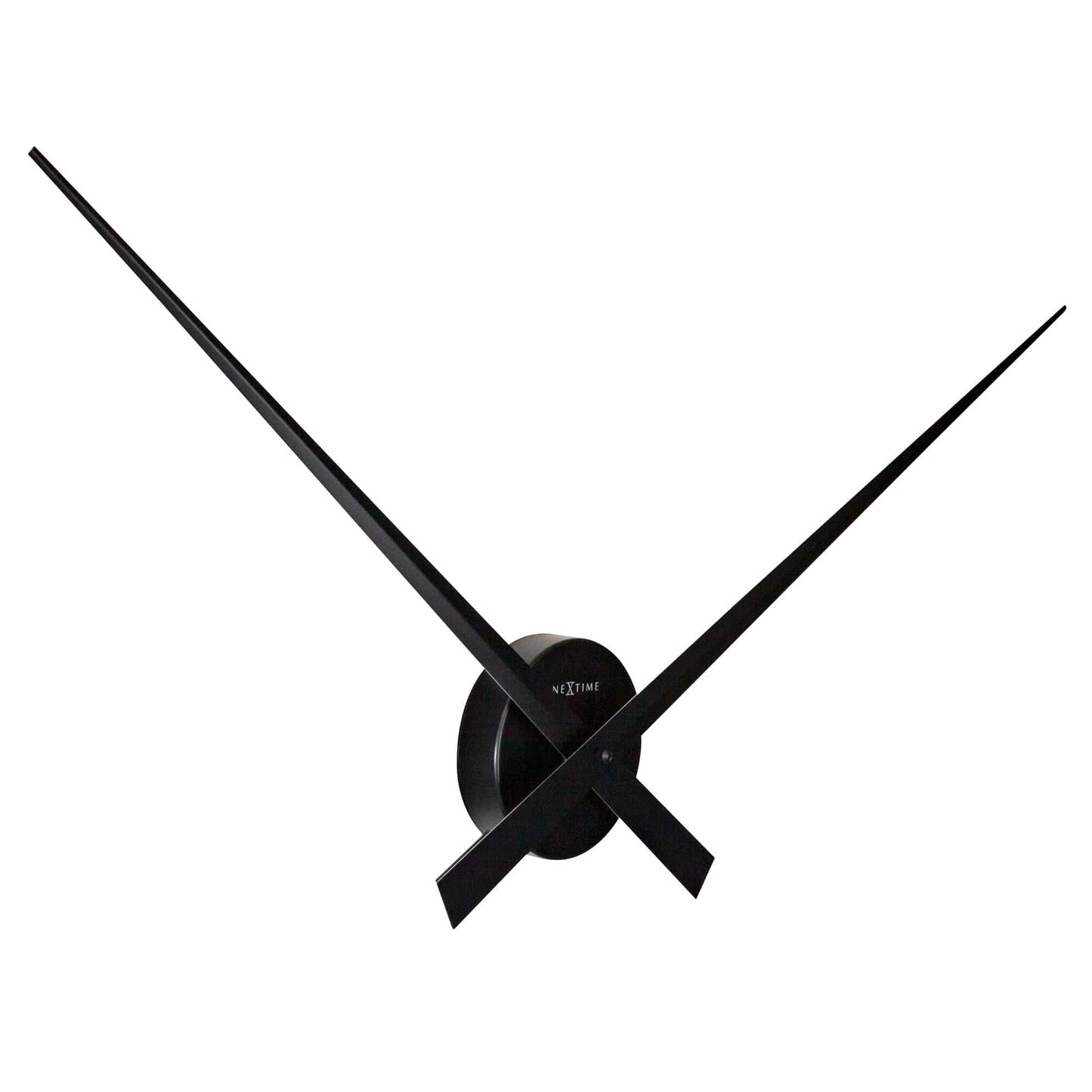 Een minimalistisch zwart wandklok met dunne, gestileerde wijzers en een ronde centrale plaat. Geschikt voor moderne interieurs en als decoratief element in woon- of kantoorruimtes.