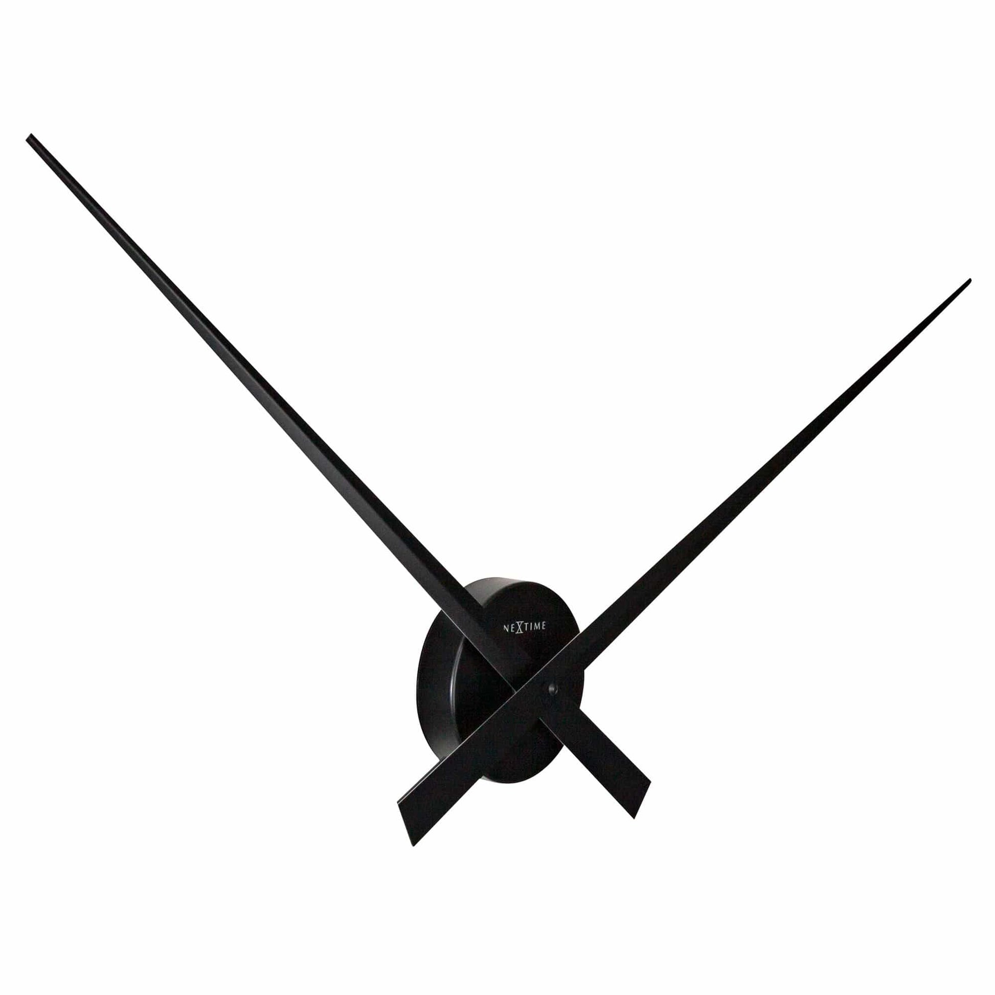 Een minimalistisch zwart wandklok met dunne, gestileerde wijzers en een ronde centrale plaat. Geschikt voor moderne interieurs en als decoratief element in woon- of kantoorruimtes.