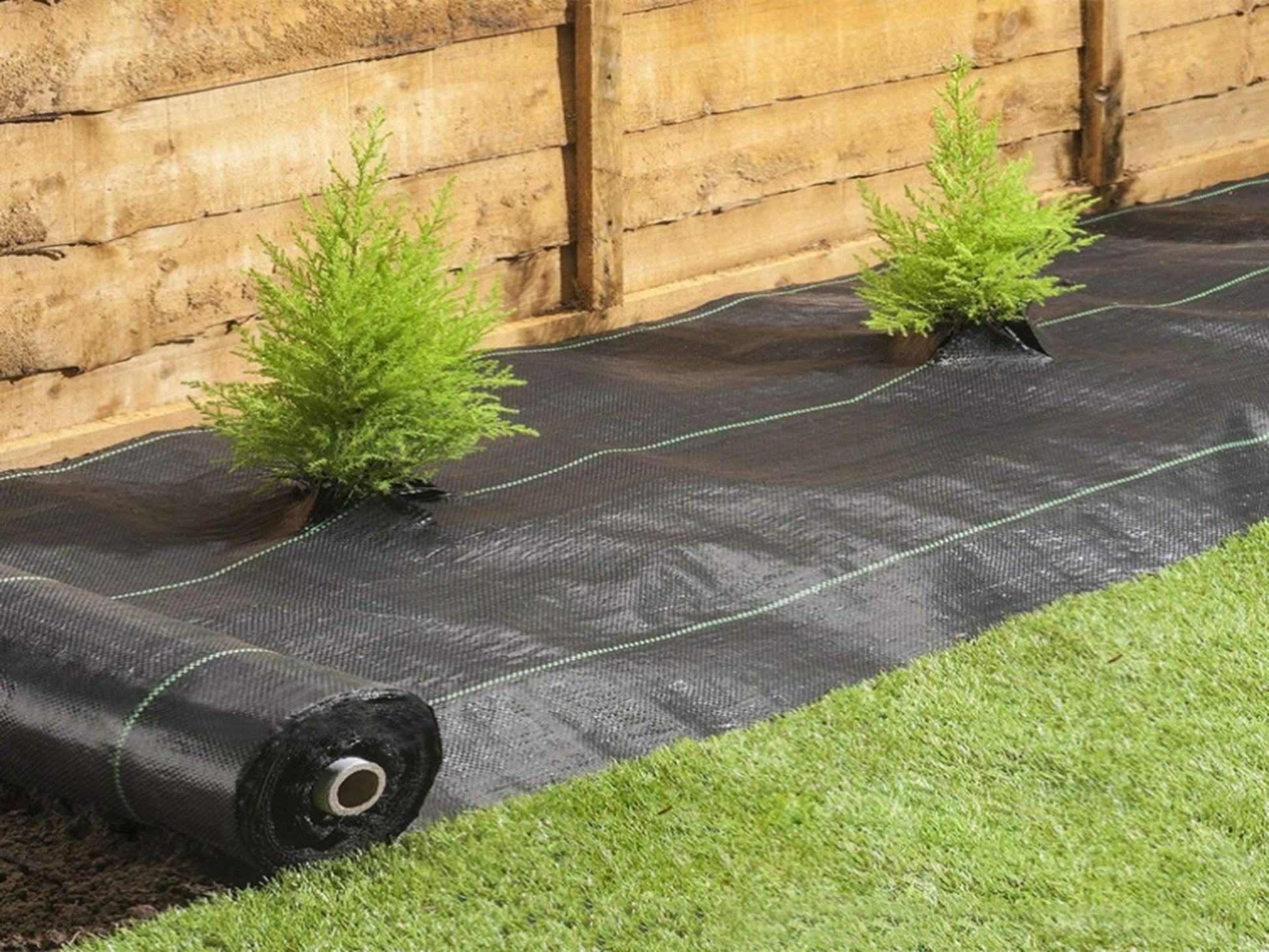 Grijs anti-worteldoek van AVOID, met blauwe randen en duidelijke productinformatie, geschikt voor tuin- en groentekwekerijen om wortels te beschermen tegen onkruid en schadelijke stoffen.