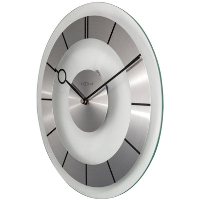 Zwarte ronde elektronische klok met batterijhouder