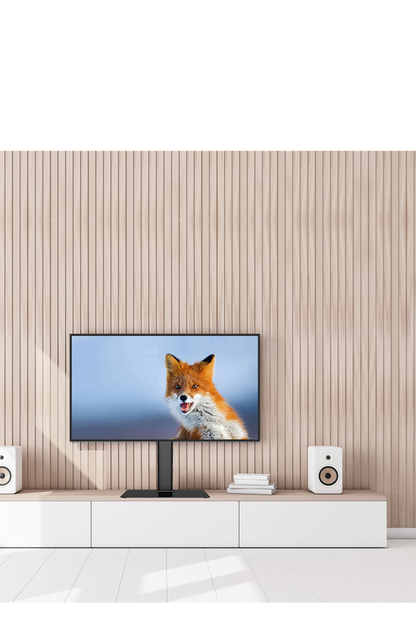 Zwart metalen TV-standaard met verstelbare arm en brede glazen basis, geschikt voor moderne kantoor- en woonruimtes. Ideaal voor slimme TV-installaties en home-theater oplossingen.