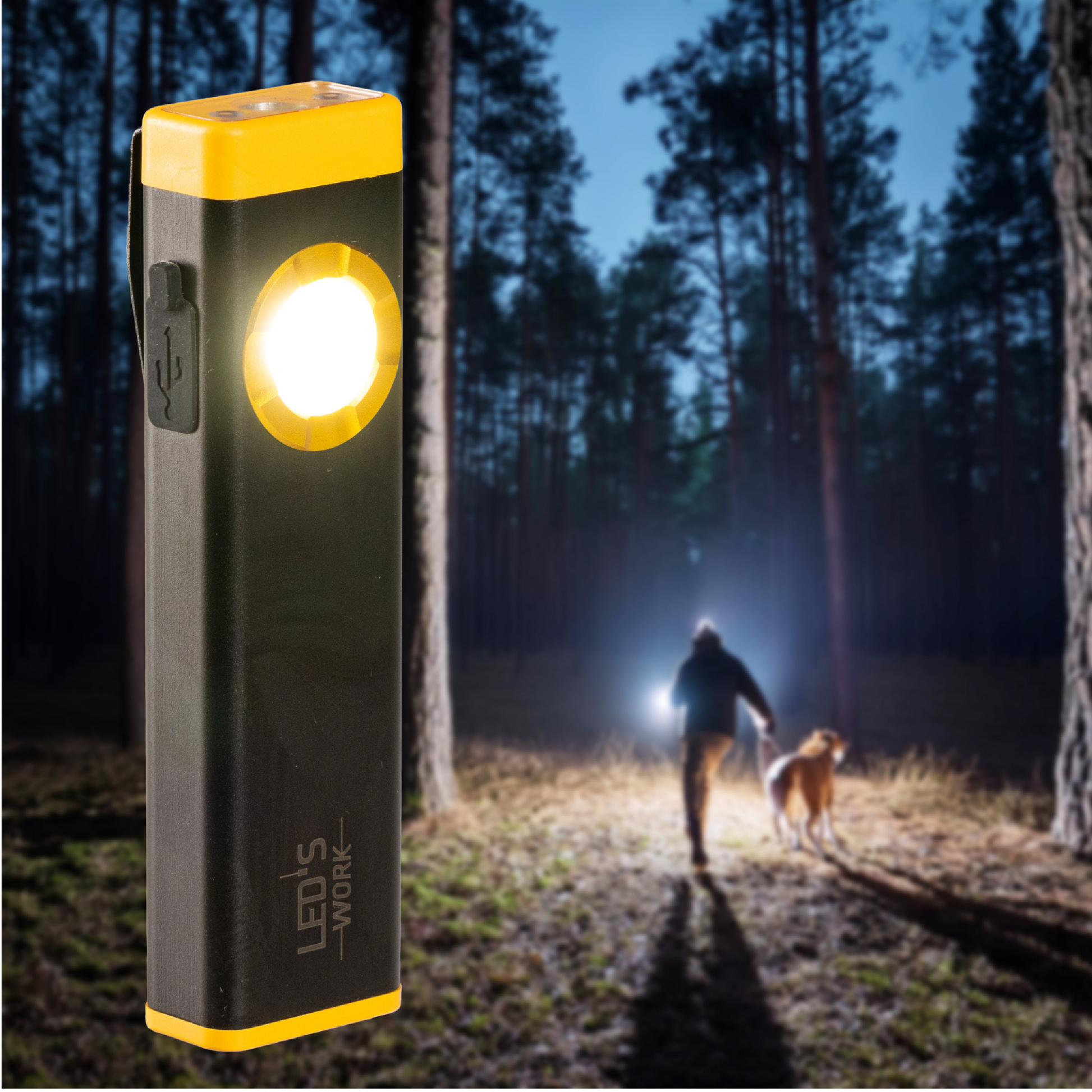 Een zwarte en gele LED-stoklamp met opvallende knoppen, geschikt voor wandelingen en avonturen. Zichtbaar in gebruik in het bos en in de zak van een jeansbroek, met een USB-oplaadkabel.