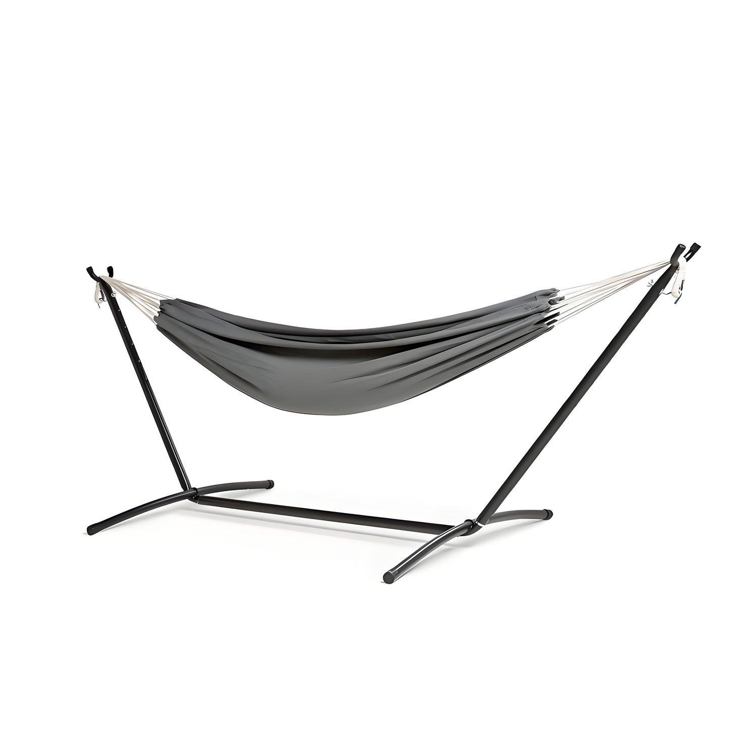 Een crèmekleurige hangmat met witte kabels hangt op een zwarte metalen standaard, ideaal voor ontspanning in de tuin of op het terras.