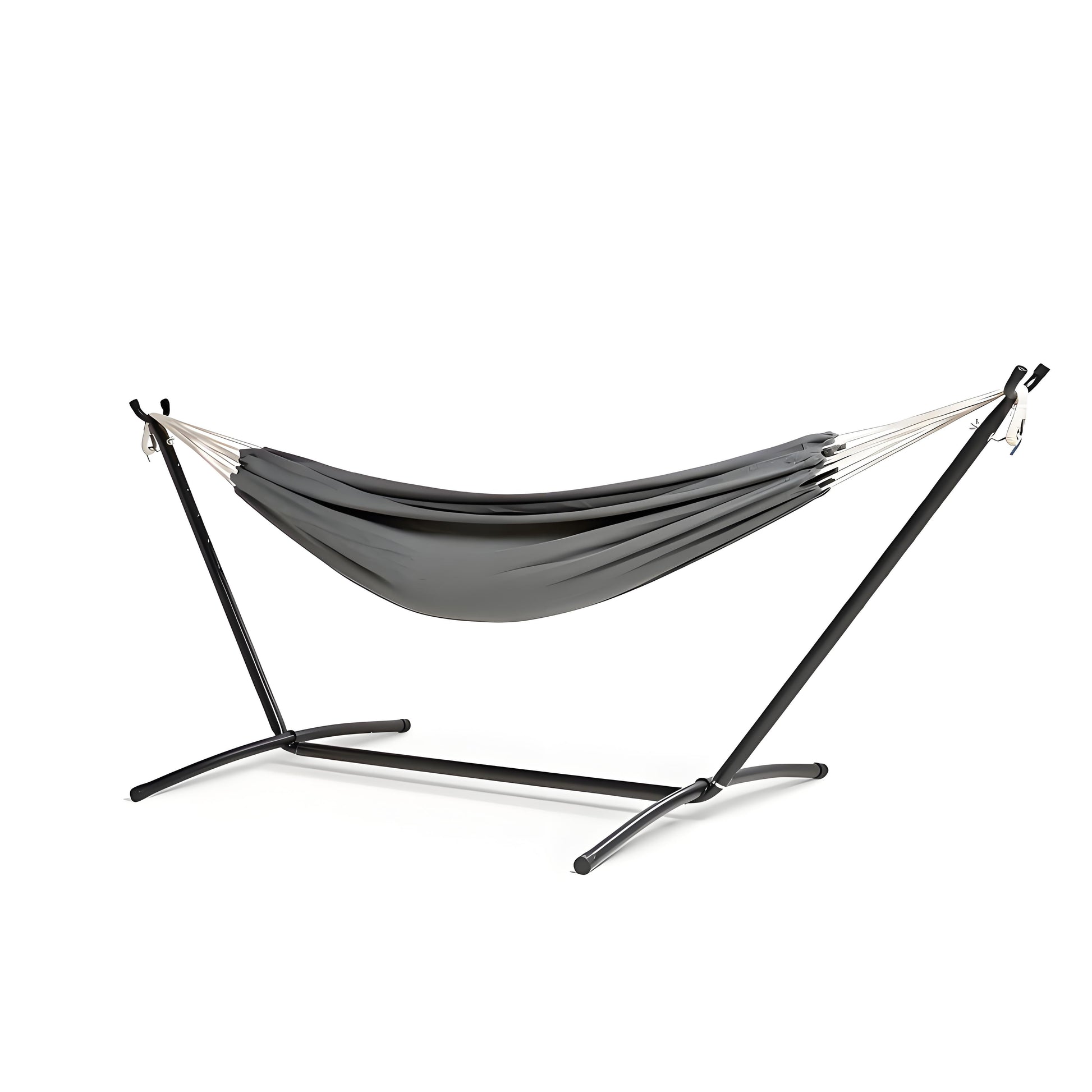 Een crèmekleurige hangmat met witte kabels hangt op een zwarte metalen standaard, ideaal voor ontspanning in de tuin of op het terras.