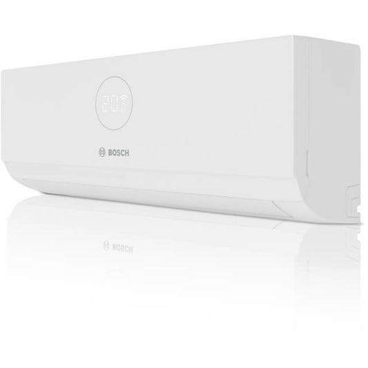 Een witte Bosch airconditioner met digitale display die 20°C aangeeft, voorzien van een minimalistisch ontwerp en zichtbare merknaam. Geschikt voor moderne interieurs en efficiënte klimaatregeling in huishoudens.