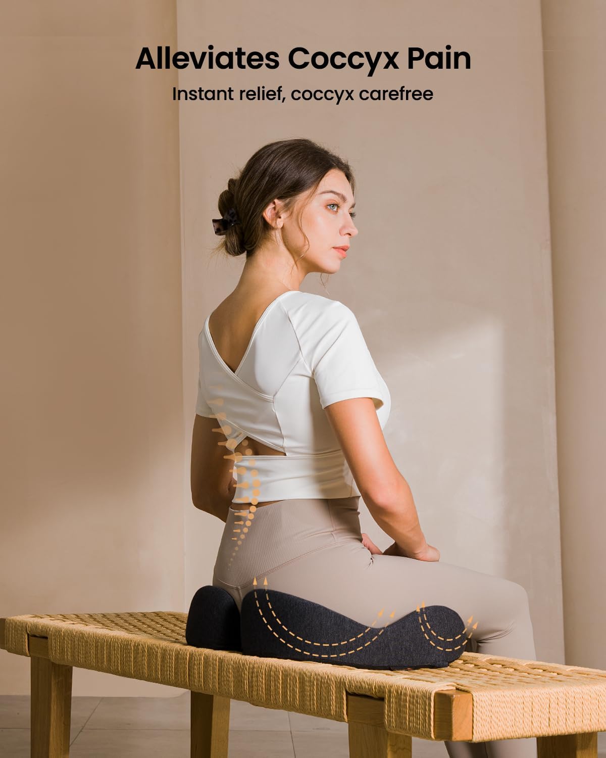 Zwarte, ergonomische zitkussen met textuur en warmtebanden, ontworpen voor comfort bij langdurig zitten. Ideaal voor kantoor- en reisgebruik met ondersteuning voor zitbeen en bekken.