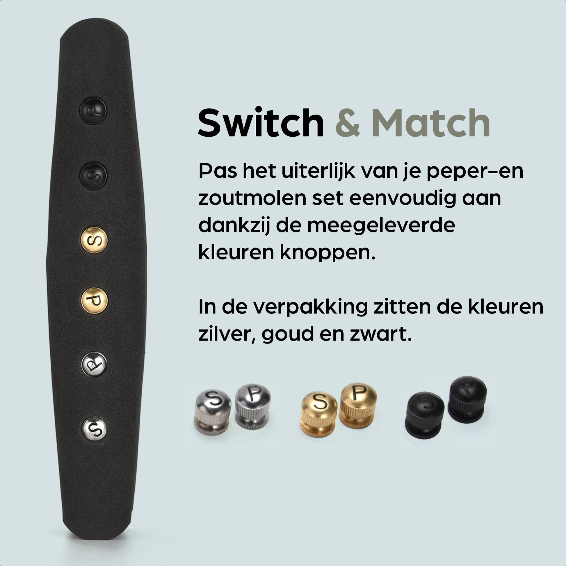 Hermanos houten pepermolen en zoutmolen met goudkleurige doppen, geplaatst op een houten standaard. Zichtbaar zijn ook de zout- en peperdoppen voor keukengebruik.