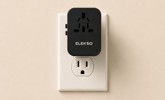 ELEKSO zwarte stroomadapter met Australische stekker, geïntegreerd in een Amerikaanse stopcontactdoos, geschikt voor reizen en internationale elektriciteit. Compacte, moderne design voor veilig gebruik in hotels en thuis.
