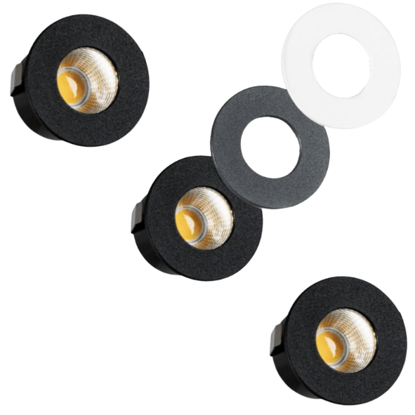 Zwart LED-inbouwspot met zichtbare gele COB-lichtbron en zachte reflector, geleverd met witte en zwarte montageringen voor perfecte inbouw in plafonds of wanden.