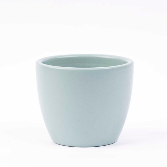 Een minimalistische, lichtblauwe keramische plantenpot met glad oppervlak en ronde vorm, geschikt voor binnen- en buitenruimtes. Ideaal voor kleine planten en moderne decoratie.