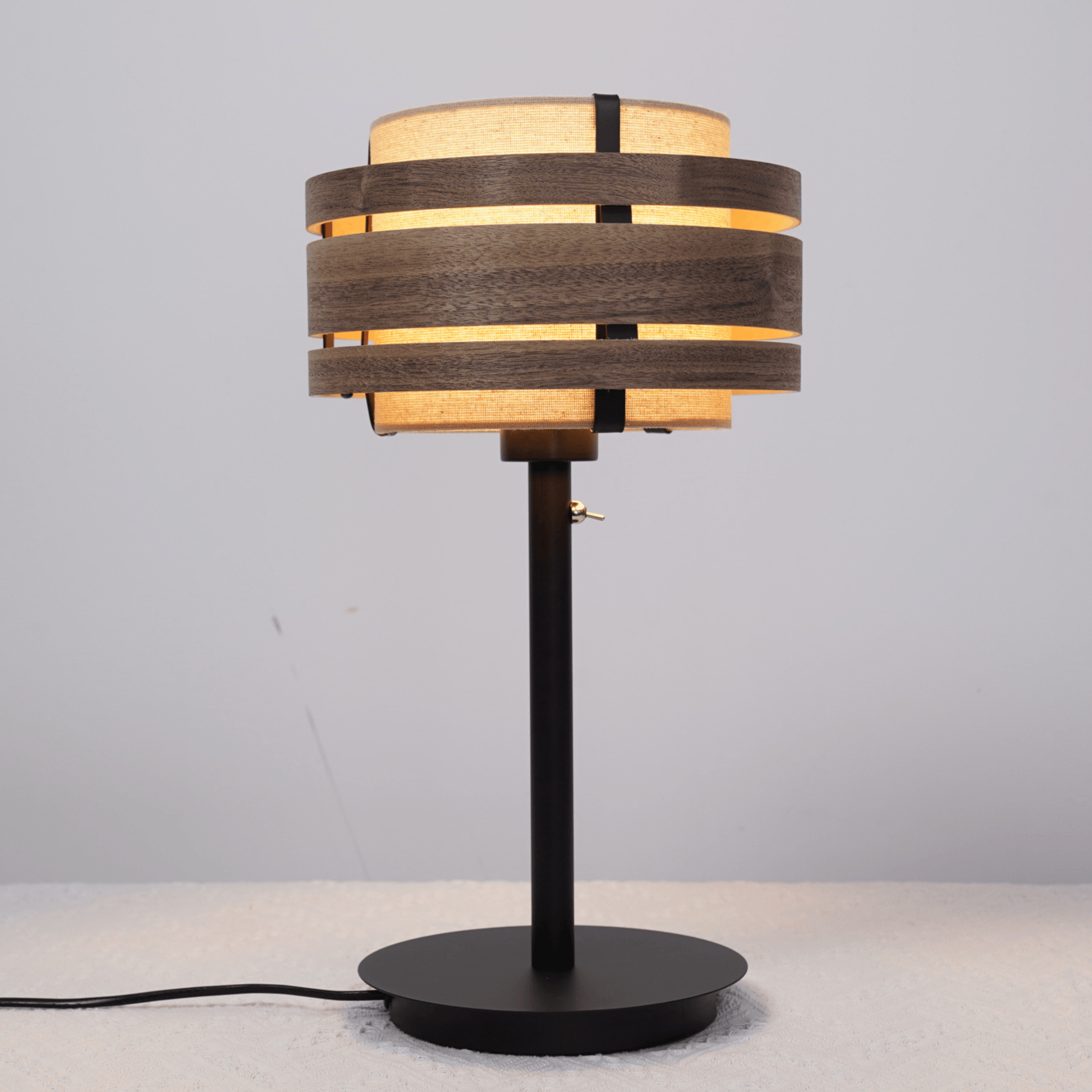 Een moderne wandlamp met donker houten ringen en lichtbeige stoffen kap, voor een warme sfeer in woonkamer of slaapkamer. Geschikt voor minimalistische interieurs en als accentverlichting.