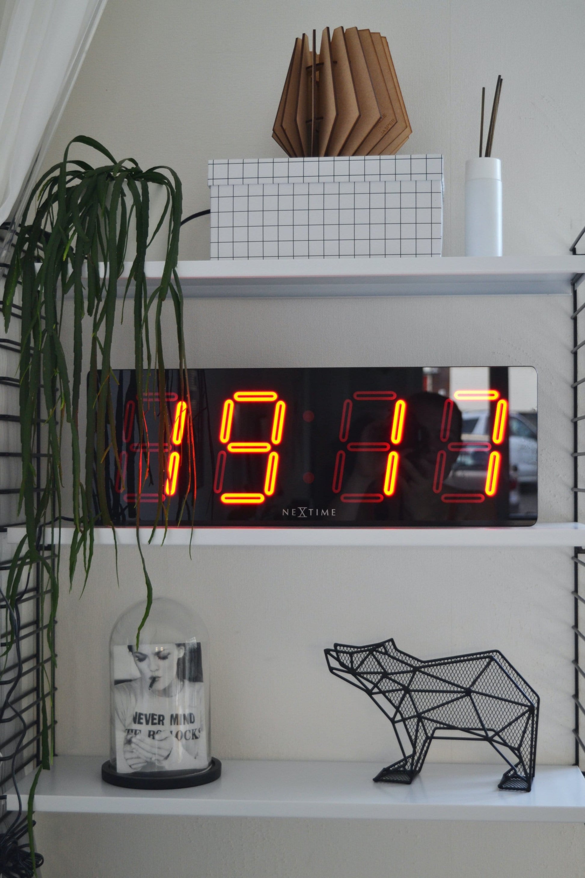 Kleurrijke alpaca wandklok met cactus en bergen