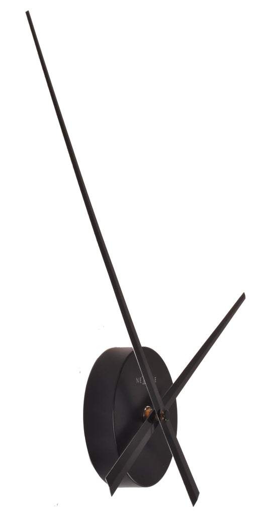 Een minimalistische wandklok met zwarte cijfers en wijzers op een witte achtergrond, merk Nextime, geschikt voor moderne interieurs en kantoorruimtes.