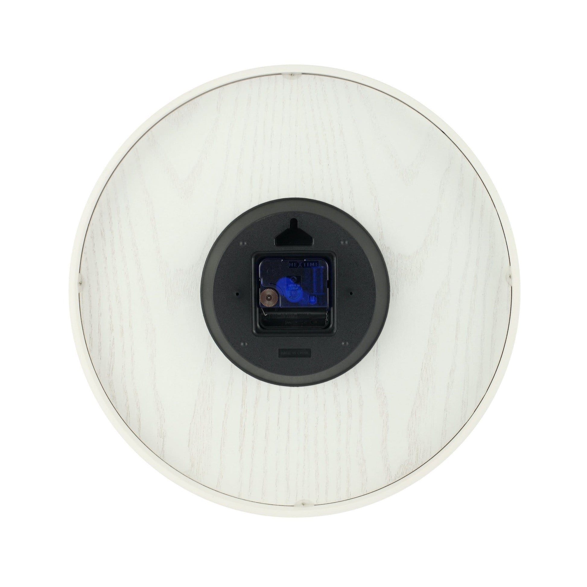 Een witte wandklok van het merk Nextime met een textuurrijke, lichtgekleurde wijzerplaat en duidelijke, witte cijfers. De klok heeft een minimalistisch design, geschikt voor moderne interieurs en als decoratief element in woon- of kantoorruimtes.