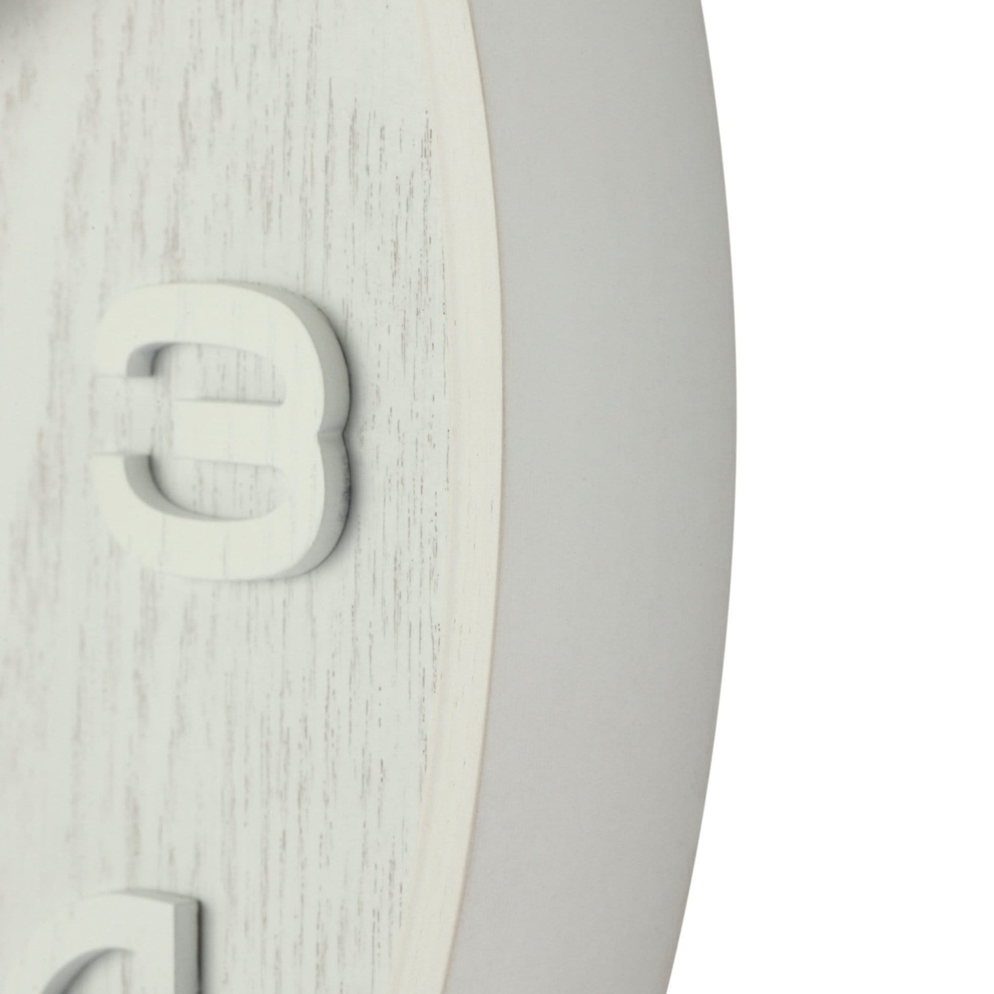 Een witte wandklok van het merk Nextime met een textuurrijk oppervlak en duidelijke, witte cijfers. De klok heeft een minimalistisch ontwerp, geschikt voor moderne interieurs en als decoratief element in woon- of kantoorruimtes.