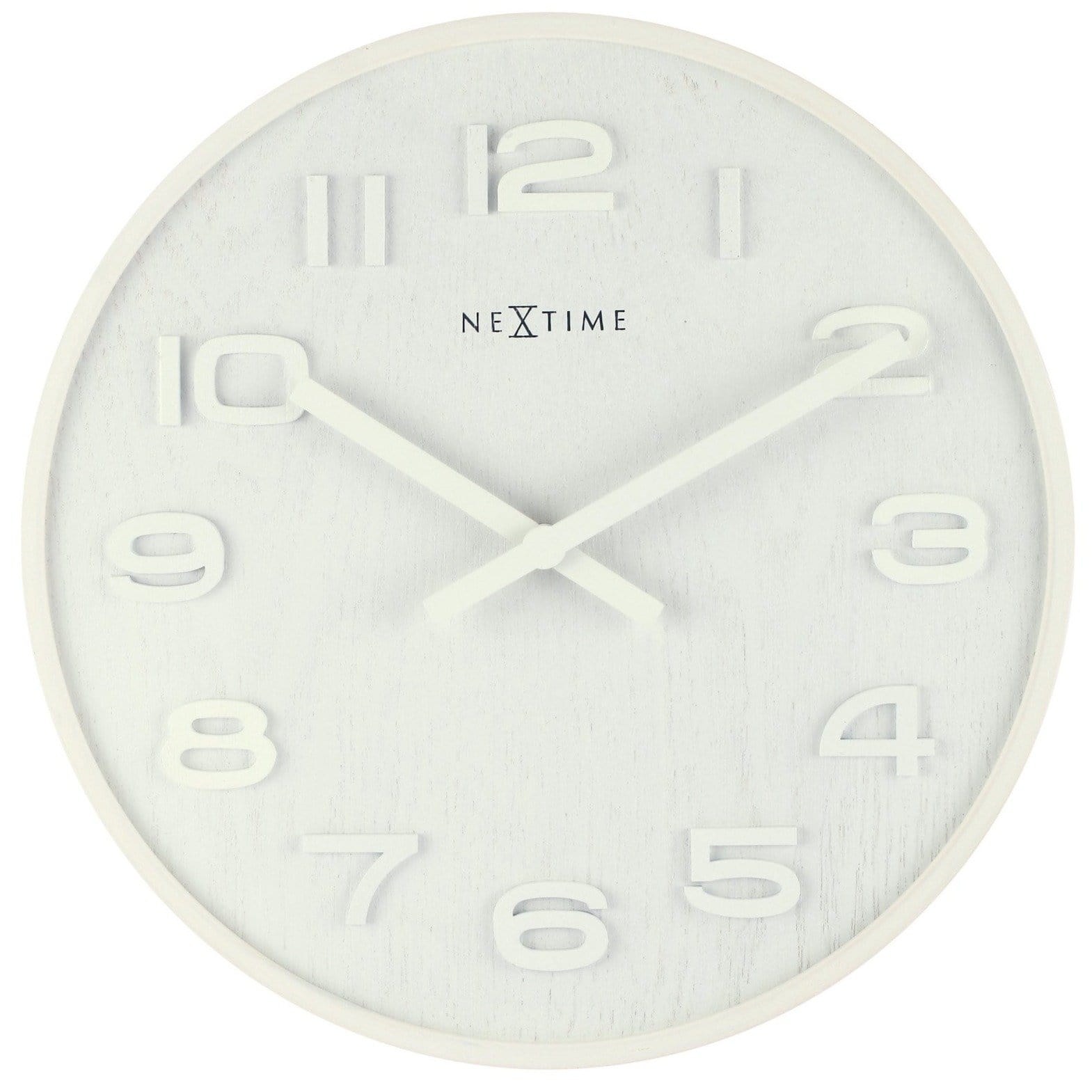Een witte wandklok van het merk Nextime met een textuurrijke, lichtgekleurde wijzerplaat en duidelijke, witte cijfers. De klok is ideaal voor een moderne woonkamer of slaapkamer met een minimalistisch interieur.