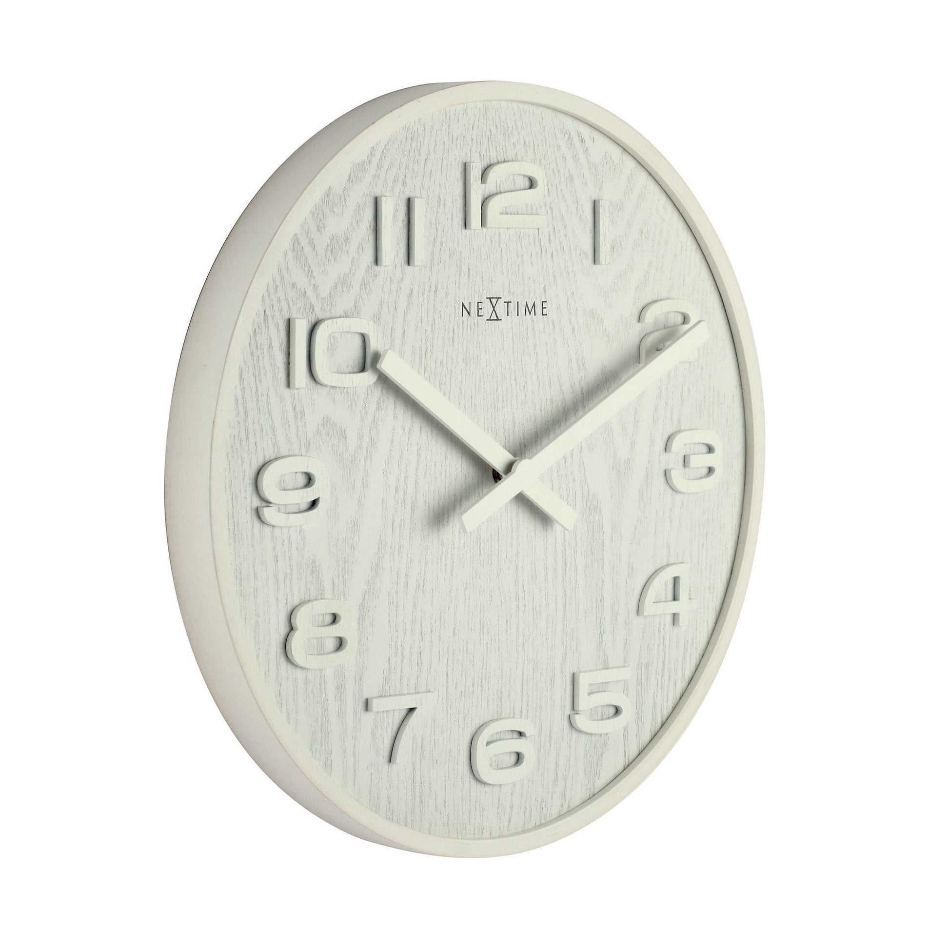 Een witte wandklok van het merk Nextime met een textuurrijke, lichtgekleurde wijzerplaat en duidelijke, witte cijfers. De klok heeft een minimalistisch ontwerp, geschikt voor moderne interieurs en als decoratief element in woon- of kantoorruimtes.