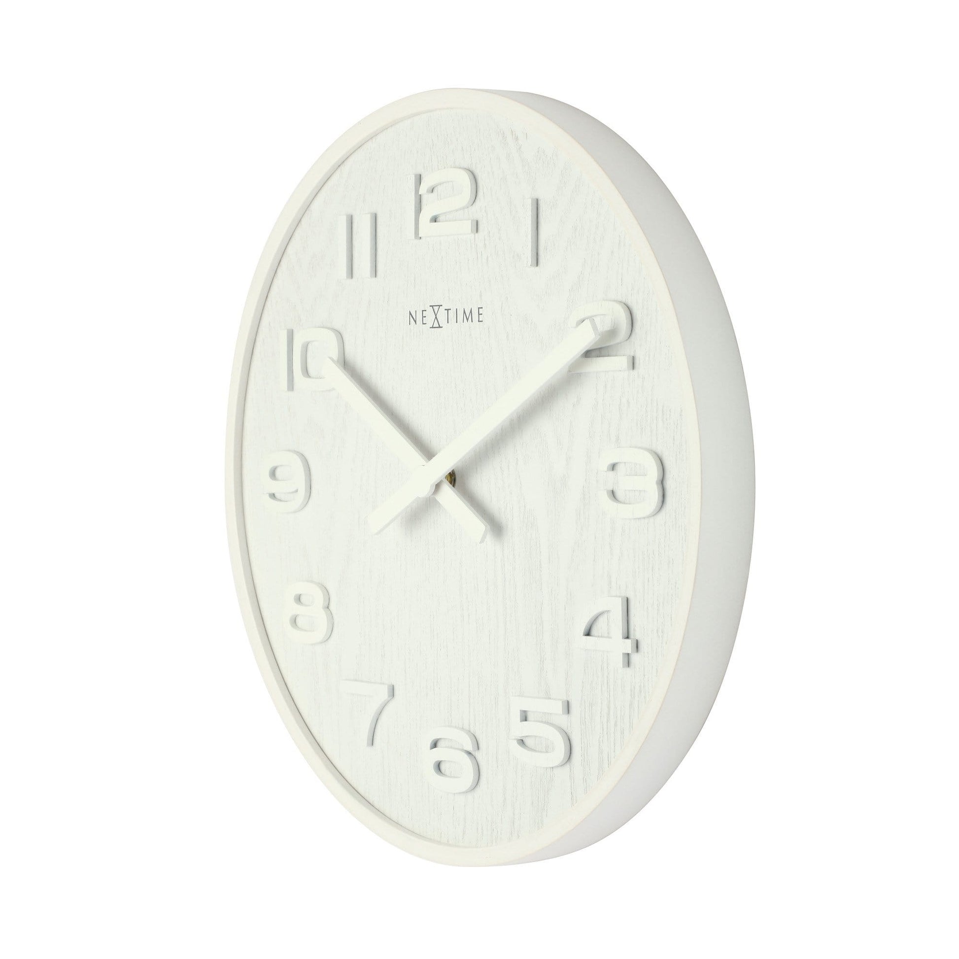 Een witte wandklok van het merk Nextime met een textuurrijke, lichtgekleurde wijzerplaat en duidelijke, witte cijfers. De klok is geschikt voor moderne interieurs en biedt een minimalistische stijl voor woonkamer of slaapkamer.