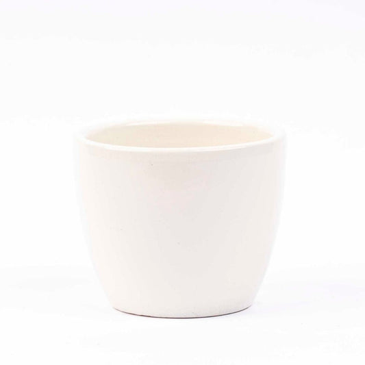 Een minimalistisch witte keramische koffiekop, glad en glanzend, geschikt voor dagelijks gebruik. Ideaal voor koffie- of theeervaringen in een moderne keuken.