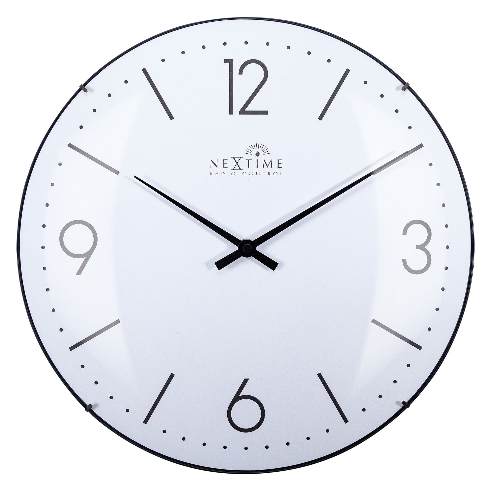Een moderne, witte wandklok met zwarte cijfers en wijzers, voorzien van radio-afstemming. Geschikt voor minimalistische interieurs en als decoratief element in woon- of kantoorruimtes.