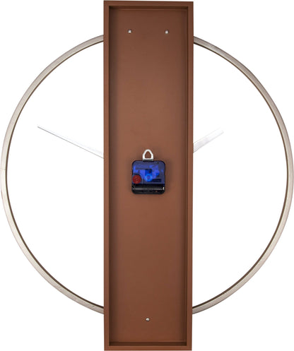 Een minimalistische wandklok met een goudkleurige metalen ring en een houten paneel met zichtbare nerven. De dunne wijzers en het merk ‘NEXTIME’ zijn duidelijk zichtbaar. Perfect voor moderne interieurs en woonkamers.
