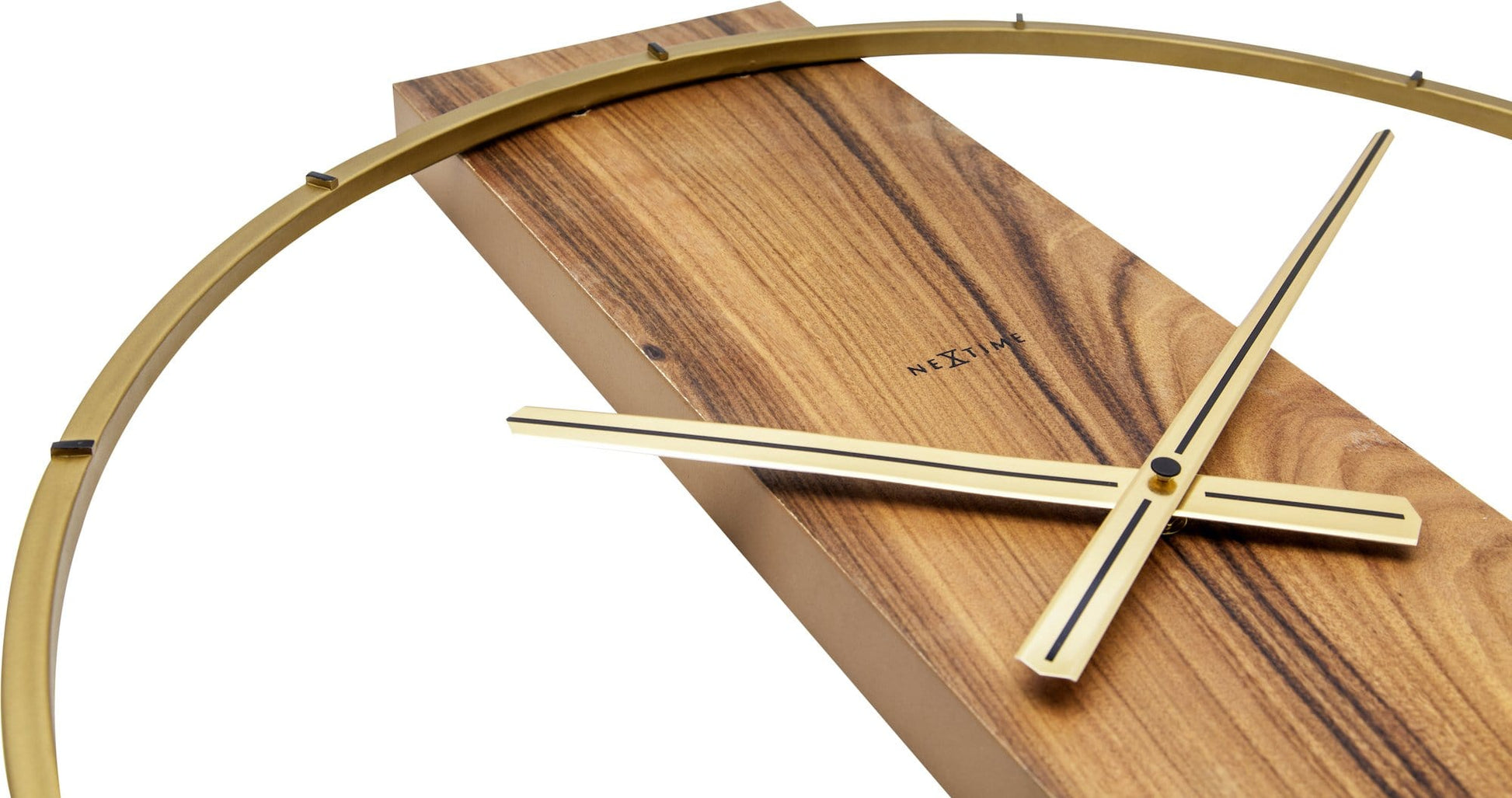 Een minimalistische wandklok met een goudkleurige metalen ring en een houten paneel met donkerbruine, gestreepte textuur. De dunne wijzers en het merk 'NEXTIME' zijn zichtbaar; ideaal voor moderne interieurs en woonkamerdecoratie.
