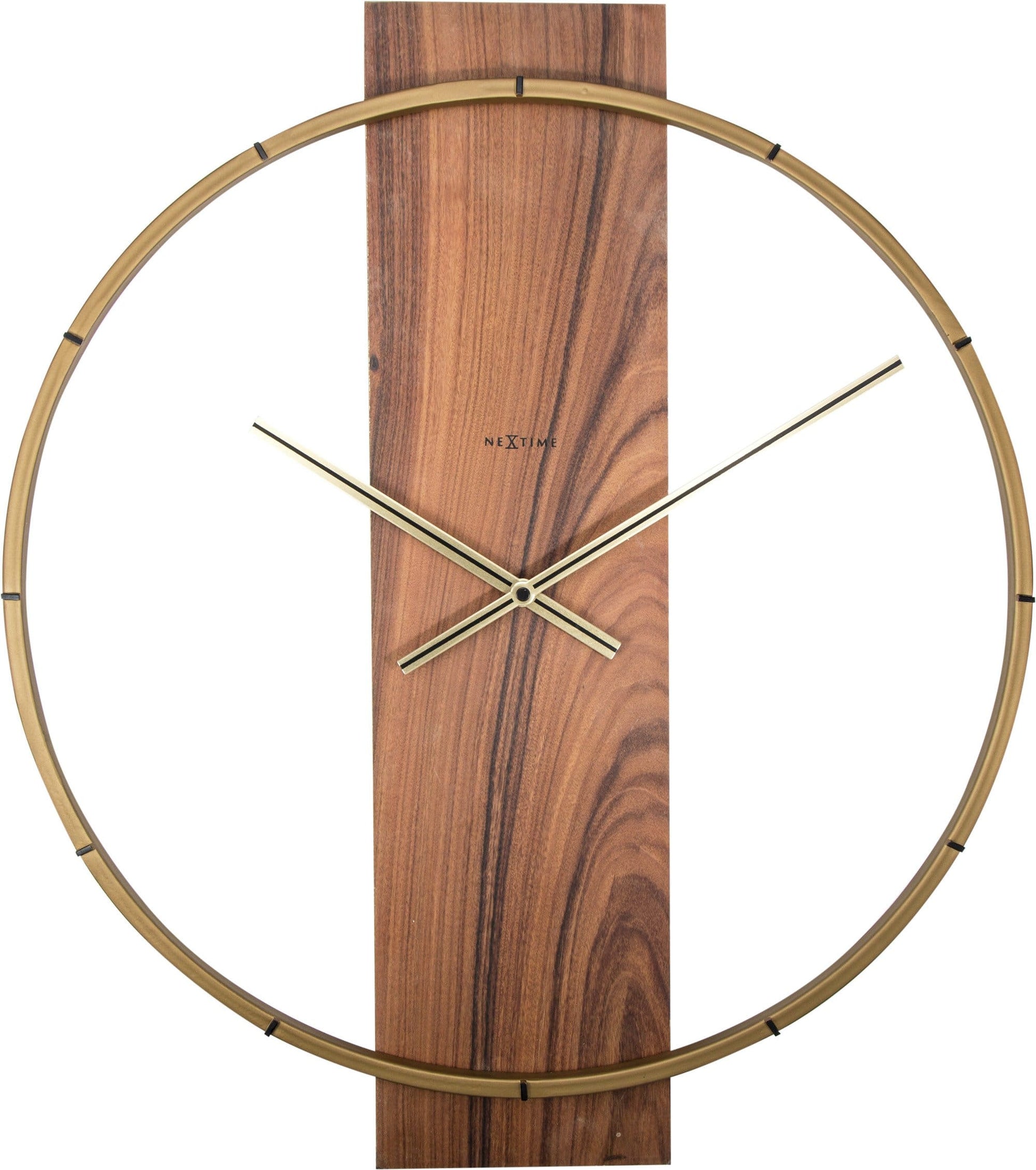 Een moderne wandklok met een goudkleurige metalen ring en een donker houten paneel, voorzien van slanke wijzers en het merklogo. Perfect voor een minimalistisch interieur of als decoratief element in een woonkamer.
