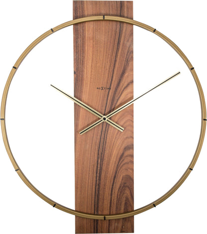 Een moderne wandklok met een goudkleurige metalen ring en een donker houten paneel, voorzien van slanke wijzers en het merklogo. Perfect voor een minimalistisch interieur of als decoratief element in een woonkamer.