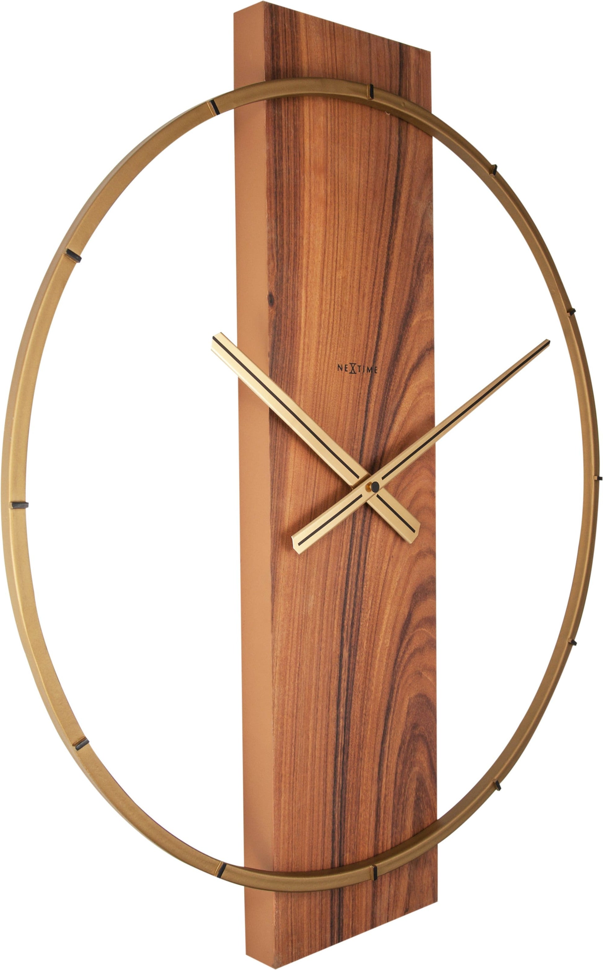 Een moderne wandklok met een goudkleurige metalen ring en een houten paneel met donkerbruine, gestreepte textuur. De dunne wijzers en het merk 'NEXTIME' zijn zichtbaar; ideaal voor een minimalistische woonkamer of kantoor.
