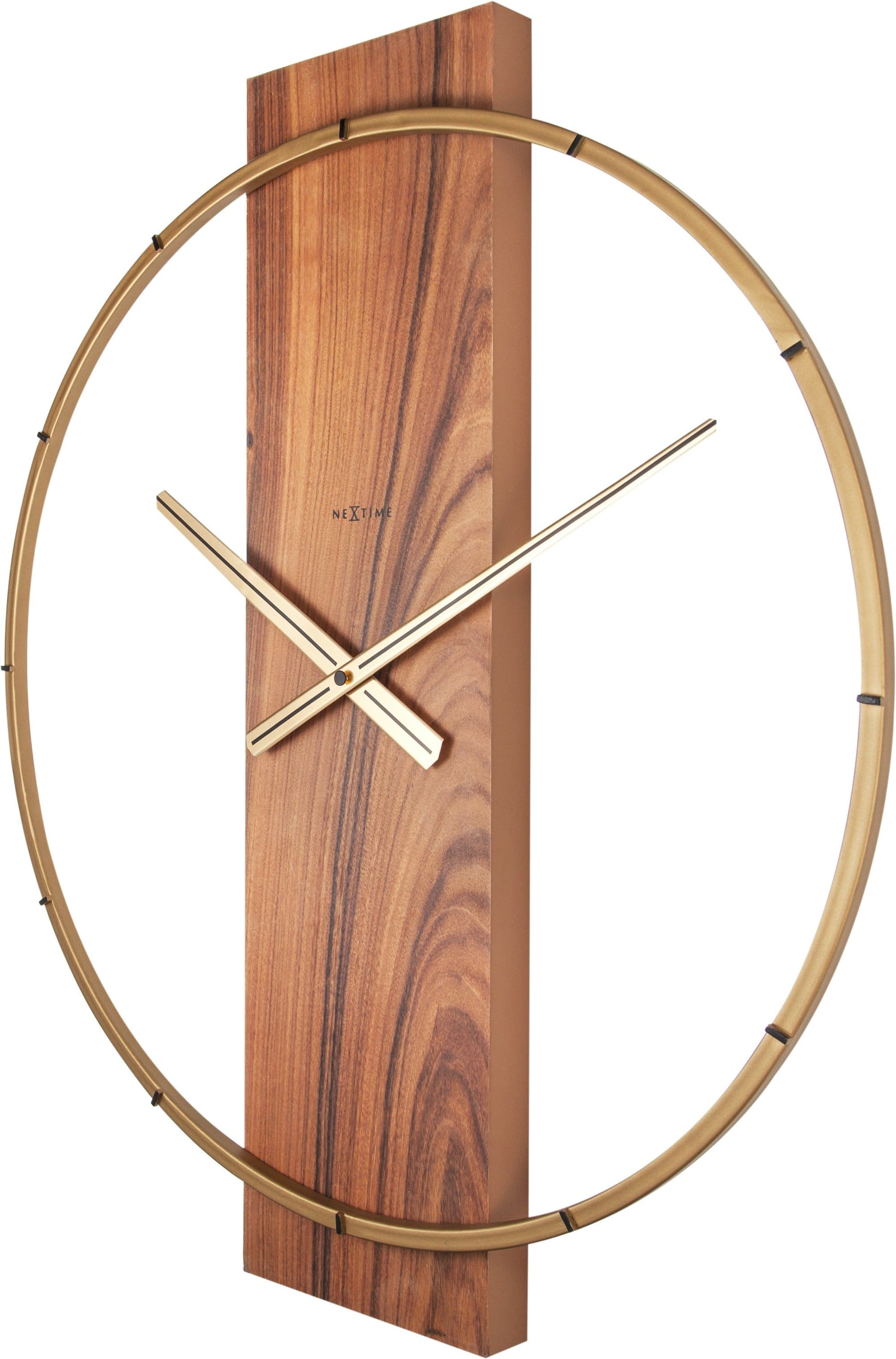 Een moderne wandklok met een goudkleurige metalen ring en een donkerbruin houten paneel met zichtbare houtstructuur. De dunne wijzers en het merk 'NEXTIME' zijn duidelijk zichtbaar. Ideaal voor minimalistische interieurs en moderne woonkamers.