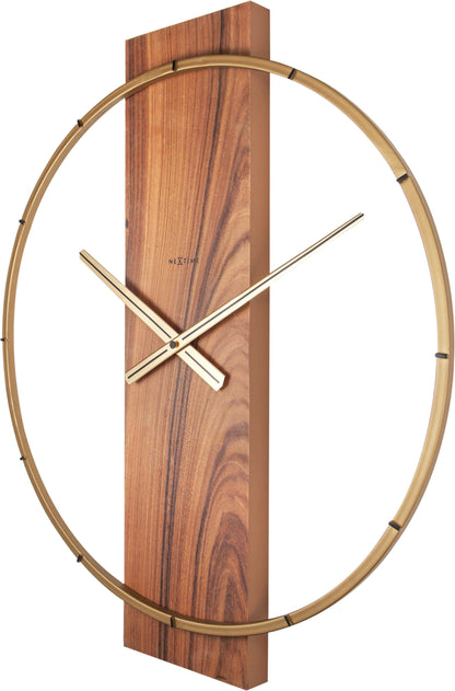 Een moderne wandklok met een goudkleurige metalen ring en een donkerbruin houten paneel met zichtbare houtstructuur. De dunne wijzers en het merk 'NEXTIME' zijn duidelijk zichtbaar. Ideaal voor minimalistische interieurs en moderne woonkamers.