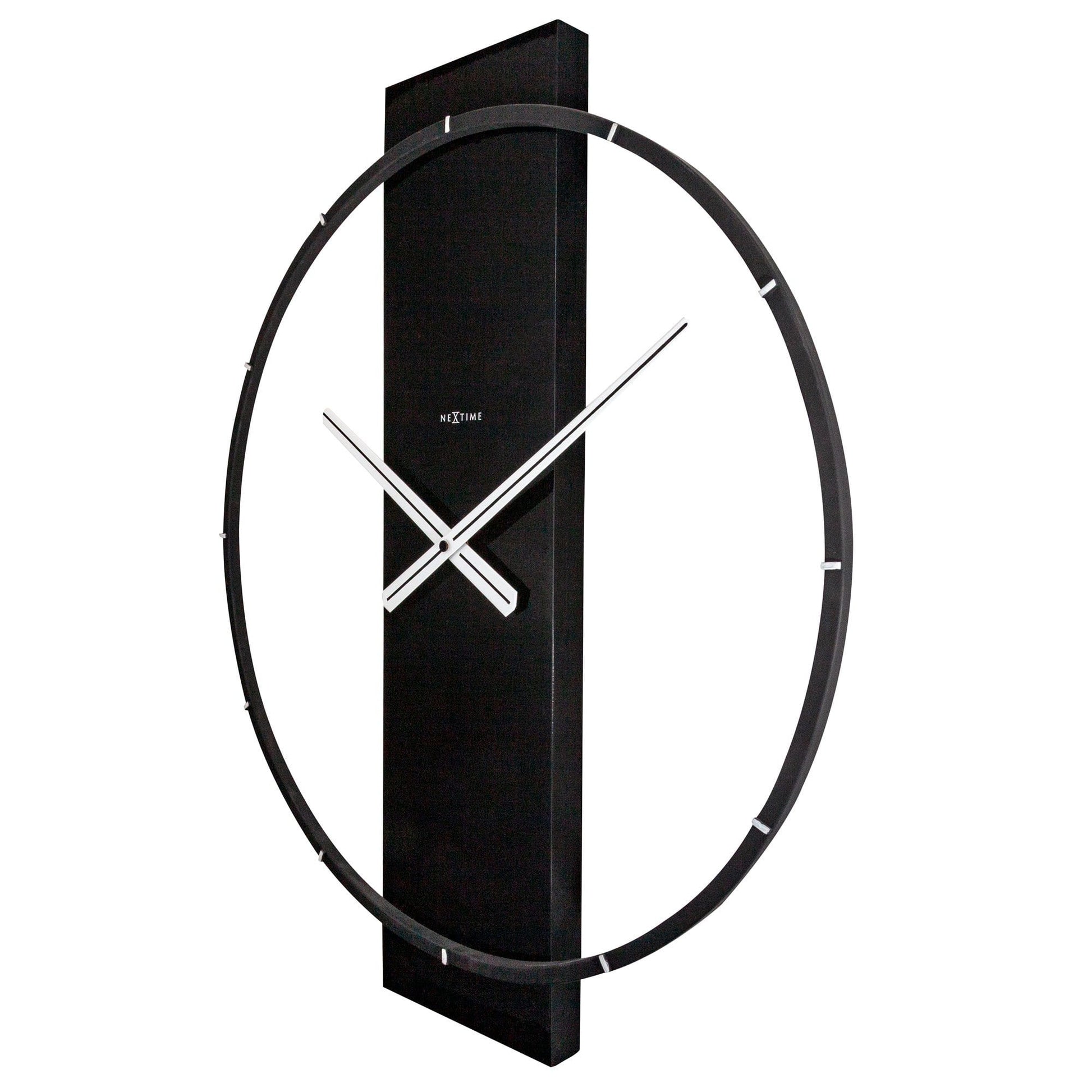 Een moderne, minimalistische wandklok van NexTime met een zwart glazen frame en zilverkleurige wijzers. De klok heeft een elegante, geometrische vorm geschikt voor een stijlvolle woonkamer of kantoor.
