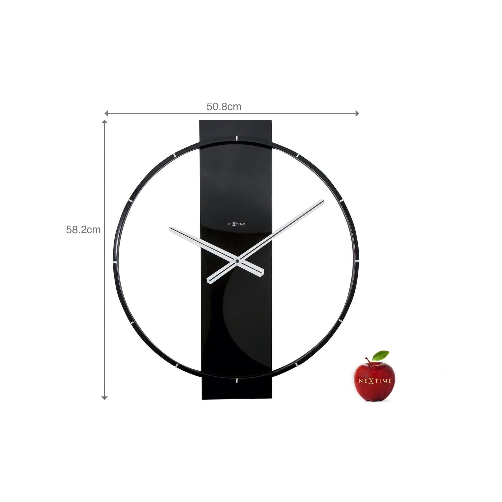 Een minimalistische, zwarte wandklok van Nextime met een glanzend frame en zilverkleurige wijzers. Geschikt voor moderne interieurs en als decoratief element in woon- of kantoorruimtes.