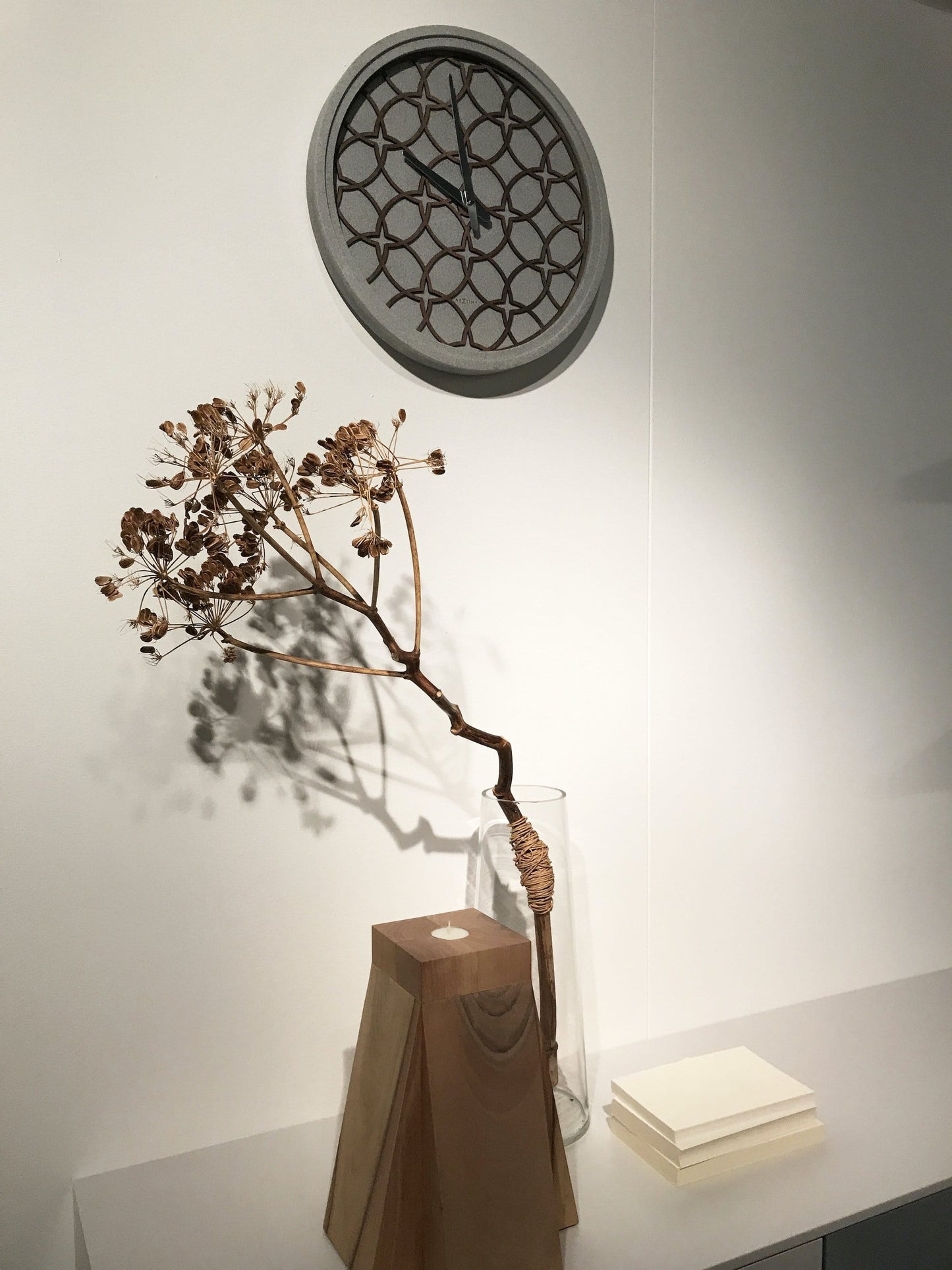 NeXtime Concreto Love - Stijlvolle wandklok zonder tikken - 39 cm Grijs