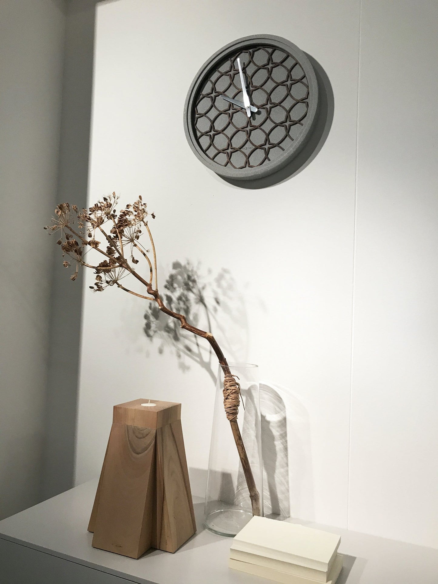 NeXtime Concreto Love - Stijlvolle wandklok zonder tikken - 39 cm Grijs
