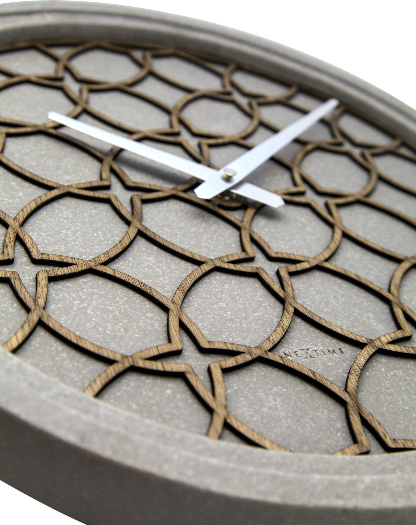 Een moderne wandklok met grijze betonrand en houten geometrisch patroon, voorzien van zilverkleurige wijzers. Ideaal voor woonkamer of kantoordecoratie met een minimalistisch, stijlvol accent.