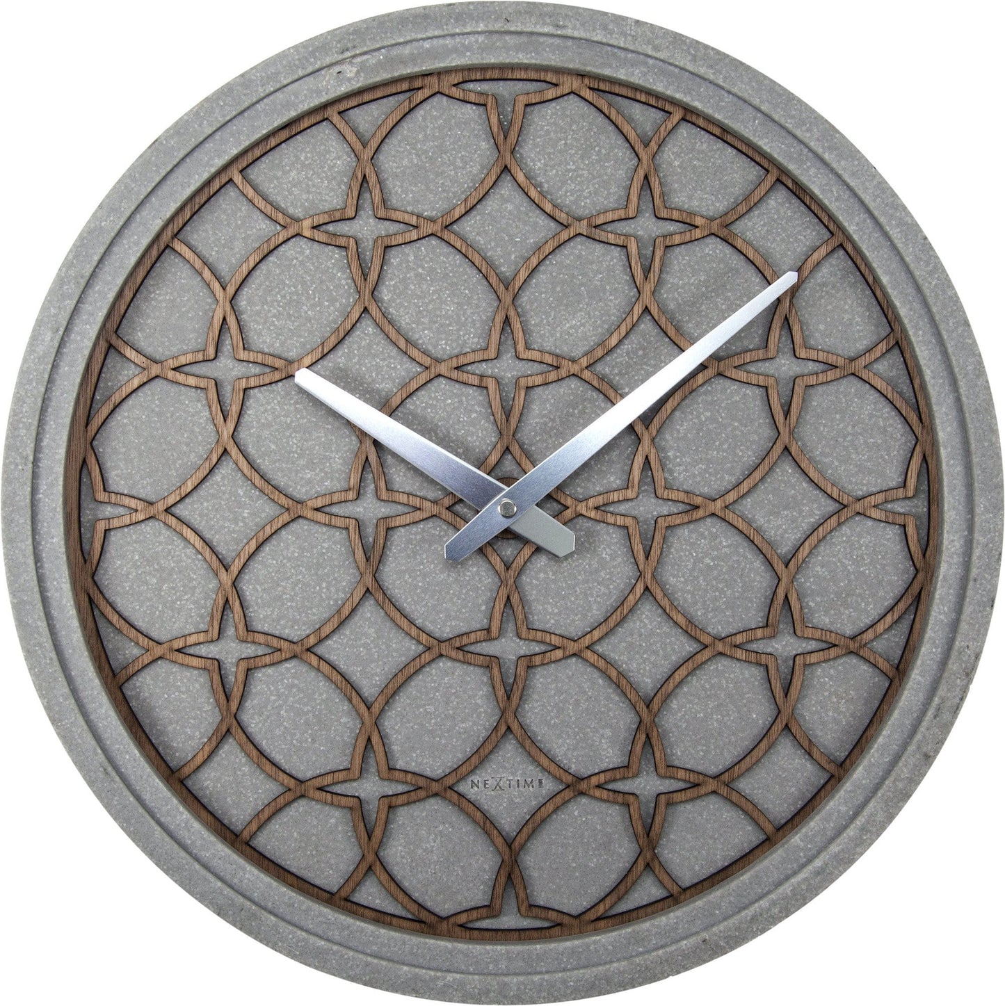 Een moderne wandklok met een grijze betonrand en een houten, geometrisch patroon. Zilverkleurige wijzers en het merk 'NEXTIME' zijn zichtbaar. Perfect voor een minimalistische of industriële interieurstijl.